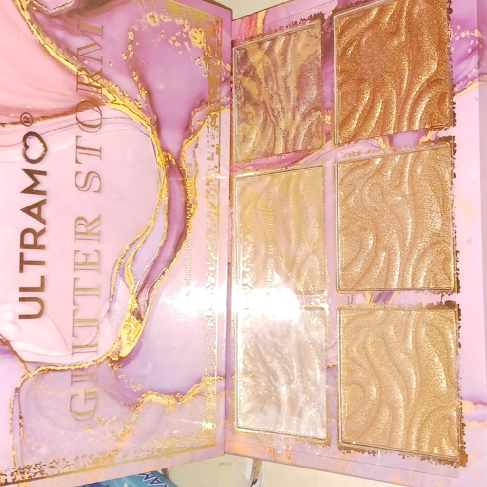 Eye shadow pallet